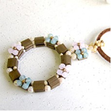 Tila Wreath Necklace, a free pattern from Miyuki