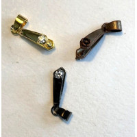 Large Single Pinch Bail with diamonte one side and a rose pattern the other. Measures 20 x 11mm, Gold Colour. Large Single Pinch Bail with diamonte one side and a rose pattern the other. Measures 20 x 11mm, Gold Colour.