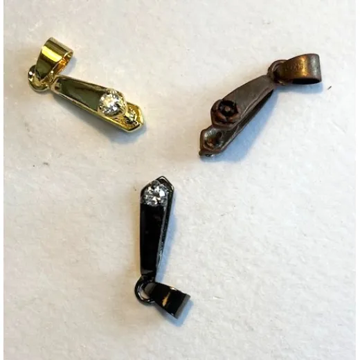 Large Single Pinch Bail with a diamonte one side and a rose pattern the other. Measures 20 x 11mm, Black. Large Single Pinch Bail with a diamonte one side and a rose pattern the other. Measures 20 x 11mm, Black.