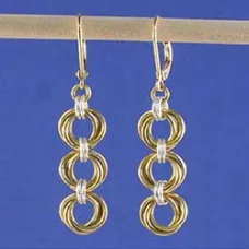 TriMobius Chain Maille Earrings - Free Pattern by Lauren Andersen 
