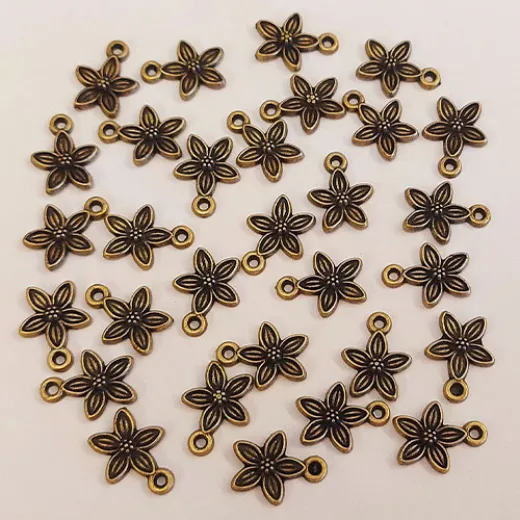 30 Antique Brass Flower Pendants, With Decorations On Front And Back 30 Antique Brass Flower Pendants, With Decorations On Front And Back