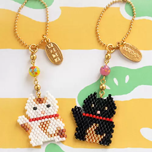 Black and white cat charms made from Miyuki beads